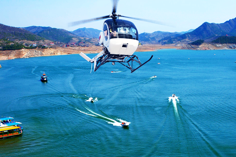 驾轻型直升机瞰金海湖醉美风景