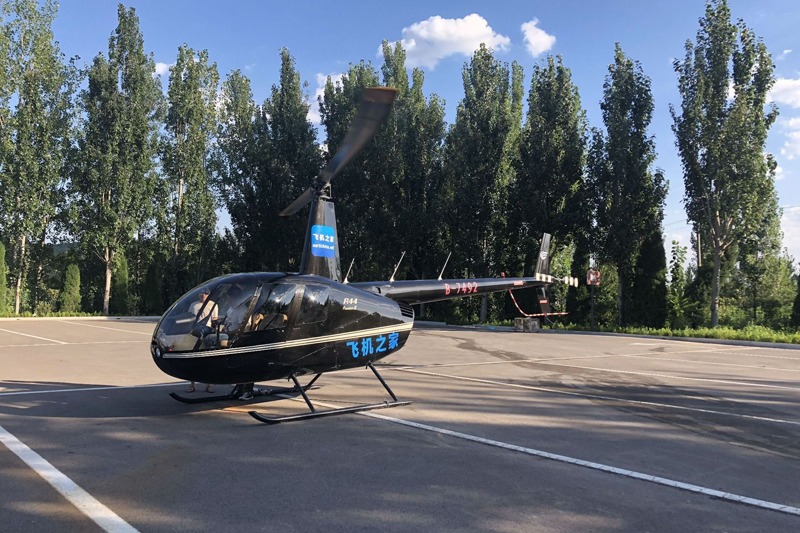2架直升机在临沂大峡谷景区体验飞行