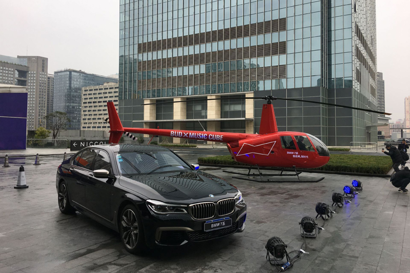 湖南长沙宝马7系租400万红色直升机助阵